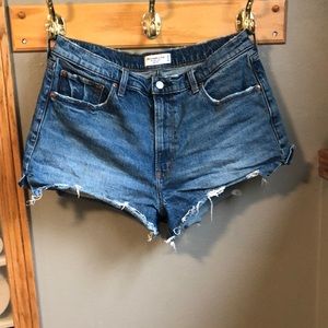 Abercrombie & Fitch frayed edges mom high rise short